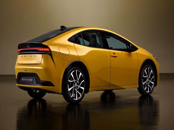  Toyota Prius là mẫu xe tiết kiệm xăng