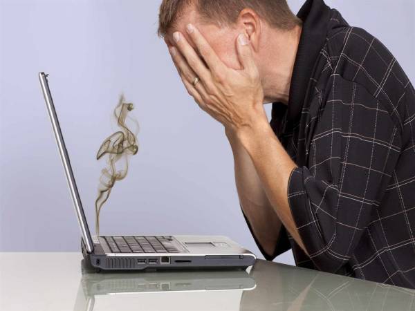 Sử dụng đế tản nhiệt để làm mát laptop