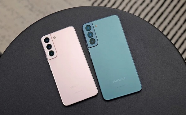  Samsung Galaxy S22 - Màu hồng nhẹ nhàng và thanh thoát