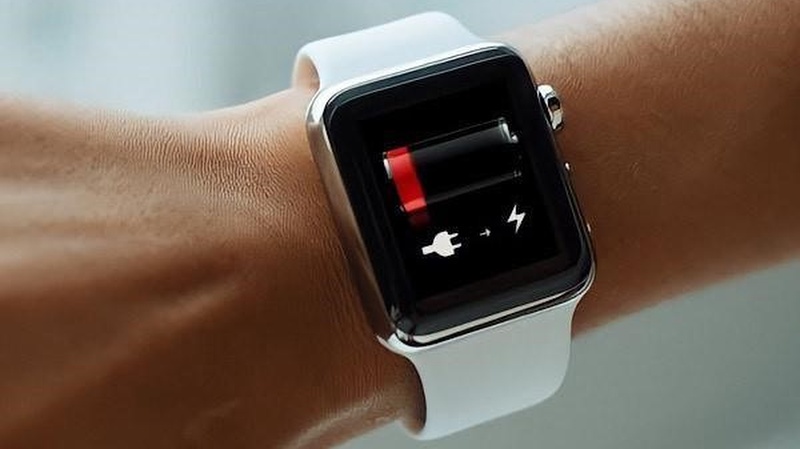 apple watch không lên màn hình do pin yếu