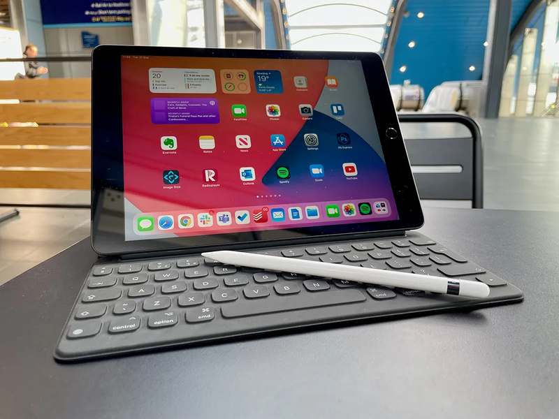  iPad Gen 9 và bàn phím smart keyboard