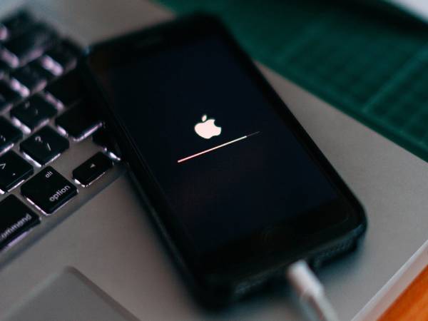 Cắm sạc iPhone để khắc phục lỗi iphone lên rồi tắt