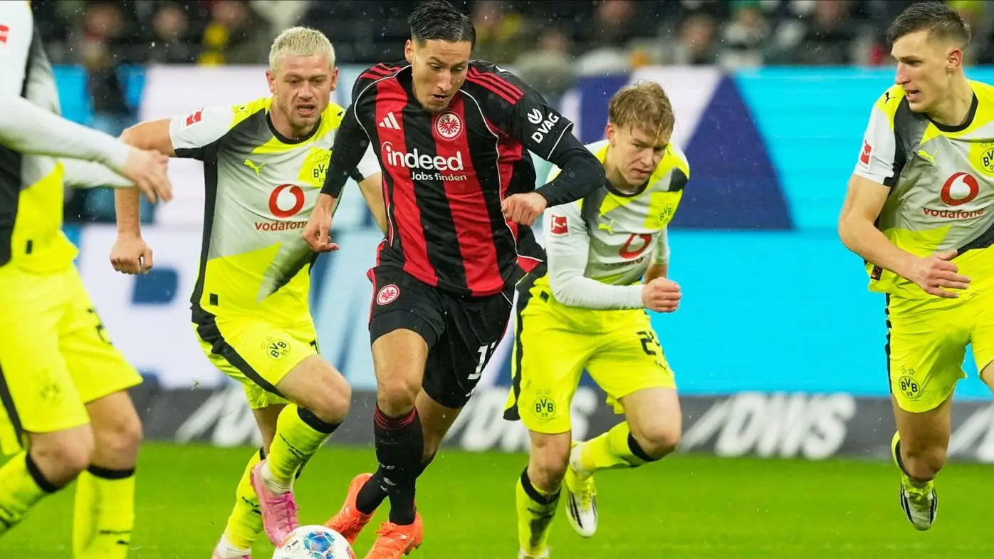 Phút bù giờ điên rồ: từ tuyệt vọng đến bùng nổ cảm xúc Phút bù giờ điên rồ: từ tuyệt vọng đến bùng nổ cảm xúc