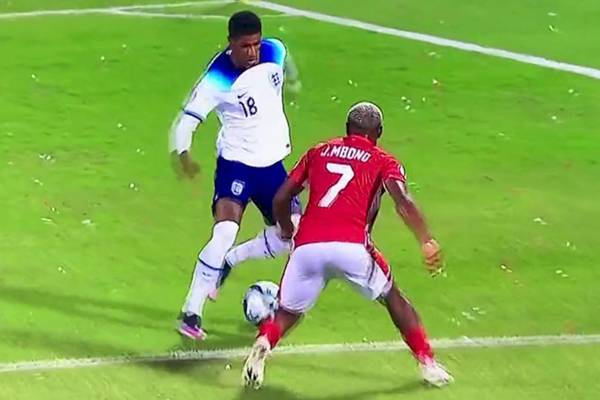 Cách rê bóng qua người