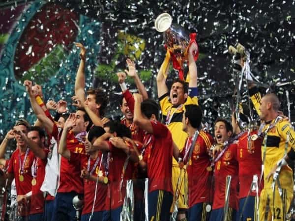 Tây Ban Nha vô địch Euro chiến thuật và thế hệ vàng